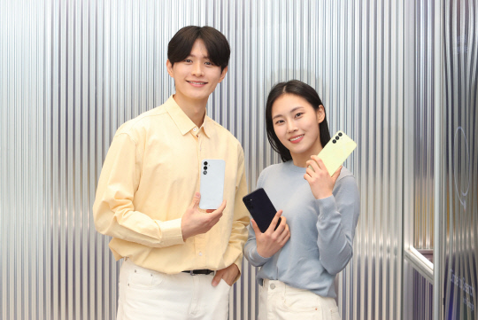 삼성전자 모델들이 오는 18일 국내 출시되는 '갤럭시 A15 LTE'를 소개하고 있다. 삼성전자 제공